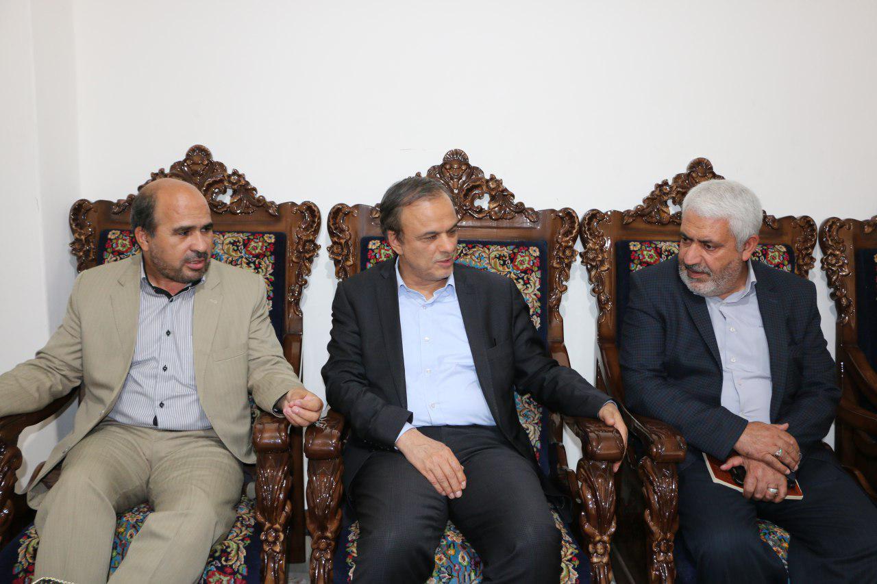 دیدار استاندار کرمان با سه خانواده شهید و جانباز