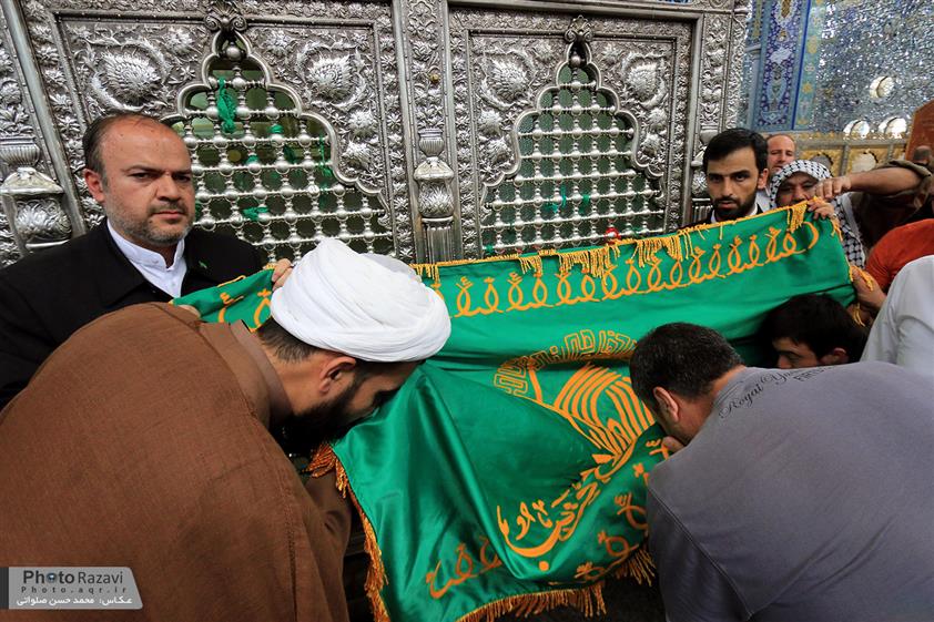 نصب پرچم رضوی در حرم حضرت رقیه (س)+ تصویر