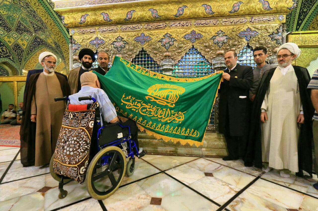 نصب پرچم رضوی در حرم حضرت رقیه (س)+ تصویر