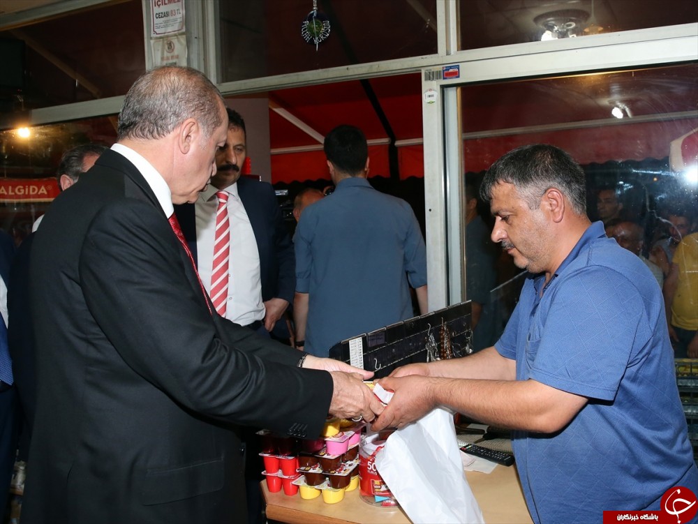 خرید اردوغان از بقالی زادگاهش +عکس خرید اردوغان از بقالی زادگاهش +عکس