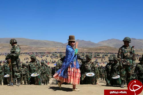 تصاویر روز: از ورود وزیر خارجه آمریکا به کوالالامپور تا عکسبرداری از لحظا بالا آمدن ماه در آسمان