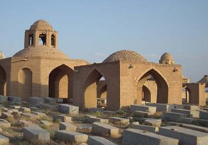 کشف درب سنگی به سرقت رفته مقبره آستراخاتون
