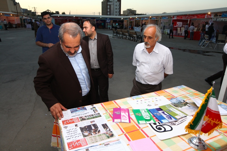حضور معاون سیاسی استاندار در نمایشگاه مطبوعات و آیین گرامیداشت روز خبرنگار+تصویر