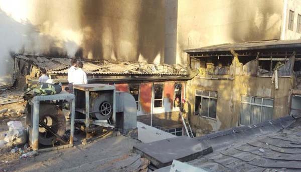 حریق گسترده در یک بارانداز در چهارراه ابوسعید