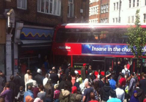 انحراف به چپ اتوبوس دو طبقه و ورود به فروشگاه با 17 مصدوم