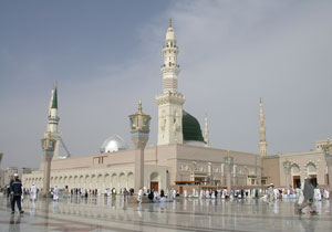 تلاوت زیبای مجری تلویزیون در مدینه + فیلم