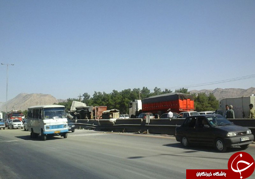 واژگونی تریلی حامل گندم در محور شیراز - اصفهان + تصاویر