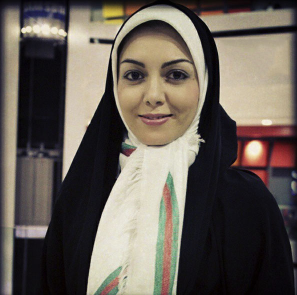 عکس زیبایی از دختر مجری سرشناس وسط دشتی سبز