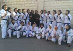 بانوان کاراته کای چهارمحالی در سکوی قهرمانی