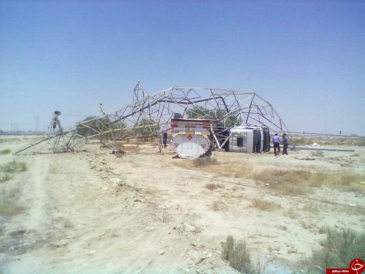 برخورد شدید تریلی با دکل فشار برق + تصاویر