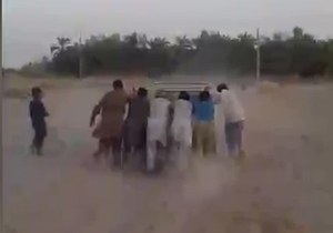 تردد دشوار خودروها در جاده‌های روستایی دلگان + فیلم