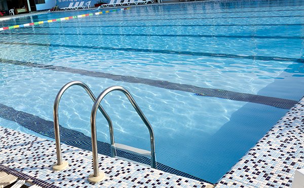 نظارت و پایش کنترل کیفی آب استخرهای شنا توسط بازرسان بهداشت محیط
