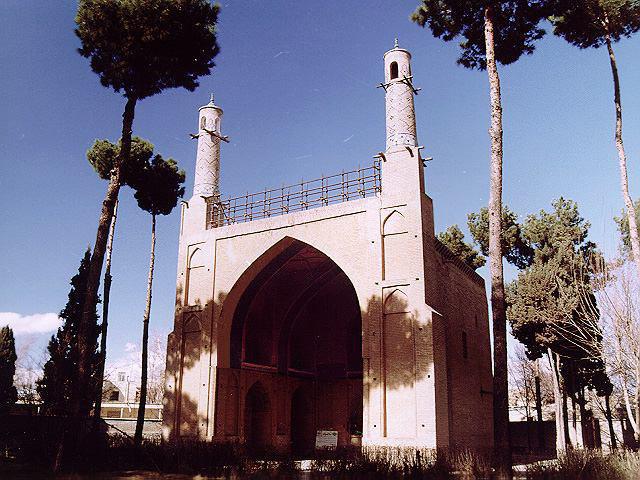 مناره ایی با جاذبه لرزش در نصف جهان