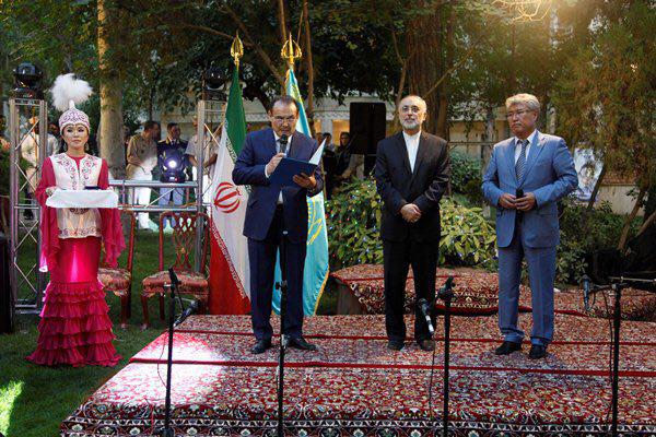 اهدای نشان افتخار از سوی رئیس جمهور قزاقستان به صالحی