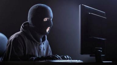 آرایشگری که سر همکار خود را هم تراشید