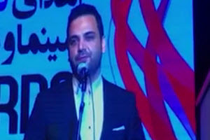 احسان علیخانی جایزه‌اش را به خانواده شهید حججی تقدیم کرد