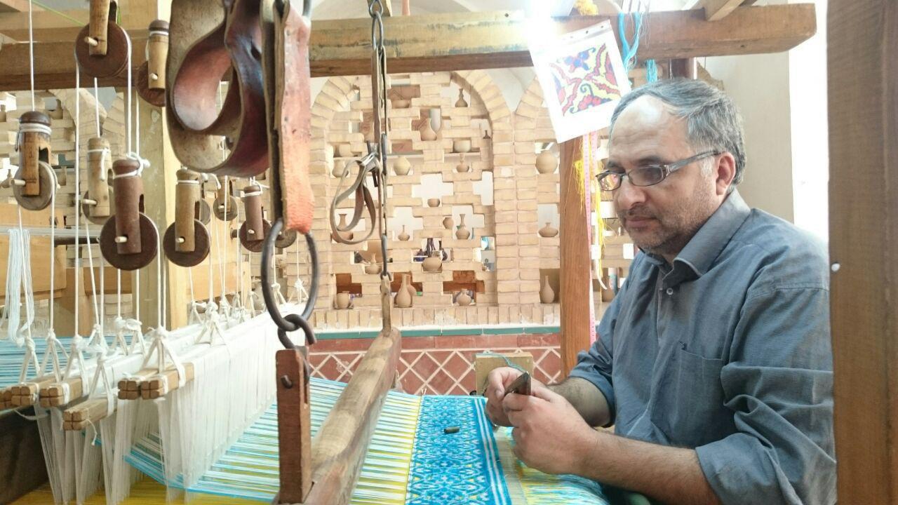 جلوه گری شهر عروس باغ های ایرانی با هنر مخمل بافی و زری بافی