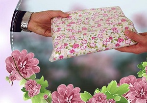 خانواده شهید کریمی به دو عضو مانتویی شورای شهر یزد چادر هدیه داد