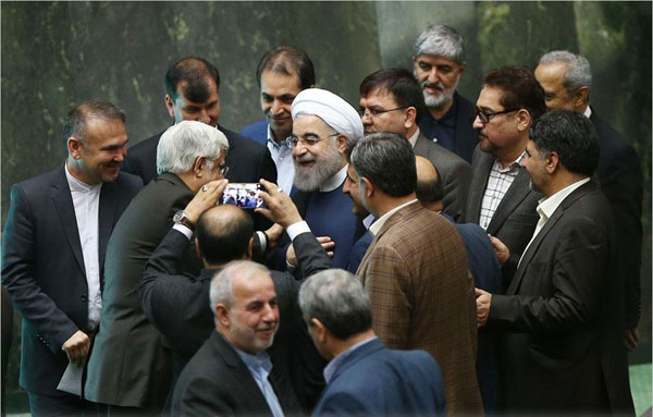 چه کسانی در جلسه بررسی صلاحیت وزرا روحانی را همراهی کردند؟