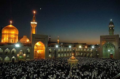 اقامه نماز جماعت مغرب و عشاء به امامت آیت‌الله مکارم شیرازی در حرم رضوی