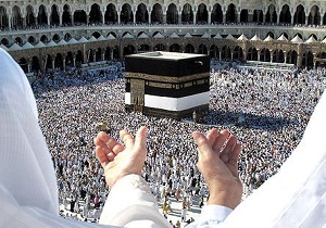 حجاج در حال تشرف از چتر سفید برای فرار از گرمازدگی استفاده کنند