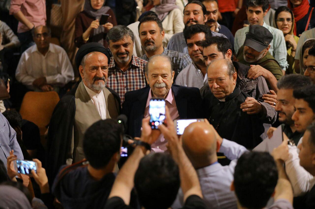 محمدعلی کشاورز به تماشای «اعتراف» نشست