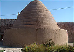 مرمت یخدان خشتی شهرستان انار