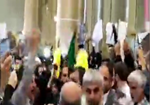 استقبال مردم مشهد از خانواده شهید محسن حججی در فرودگاه + فیلم