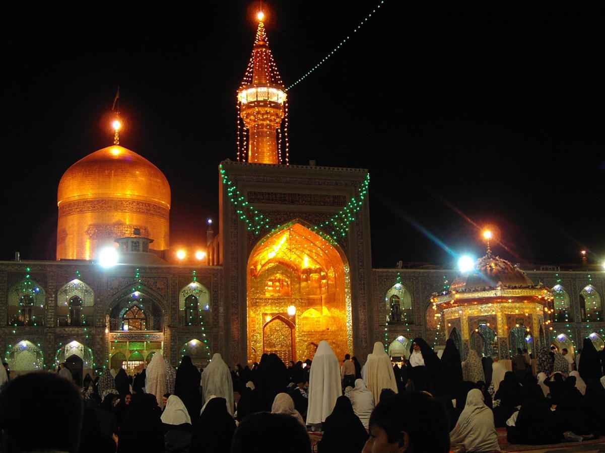 زیارت امام رضا (ع) به اندازه هزار حج پاداش دارد