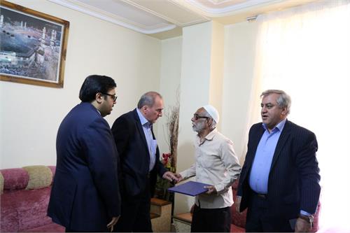 تقدیر محمود واعظی از آزادگان و خانواده شهدای وزارت ارتباطات در استان هرمزگان