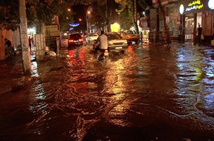آبگرفتگي خيابان‌ها و معابر در مراغه به خاطر باران سيل آسا