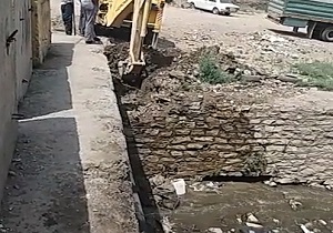 ترکیدگی و نشت لوله آب در بلوار بدع الزمان + فیلم