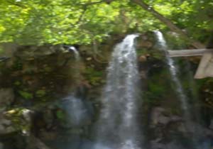 نمایی از آبشار دیدنی و زیبای اخلمد در چناران + فیلم