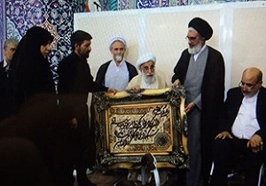 تجلیل از خانواده شهید حججی در حاشیه نماز جمعه قم