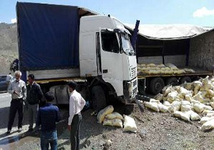 واژگونی تریلی حامل سویا در کمربندی سمنان