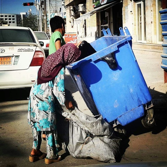 شیوع پدیده ای به نام &laquo;زباله&zwnj;گردی کودکان&raquo;/ وقتی سطل های زباله به معضلی در شهر تبدیل می شوند