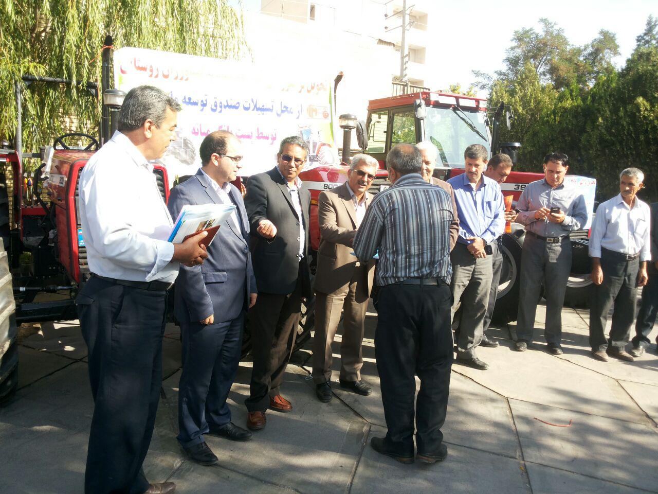 واگذاری 10 دستگاه تراکتور به کشاورزان میانه ای