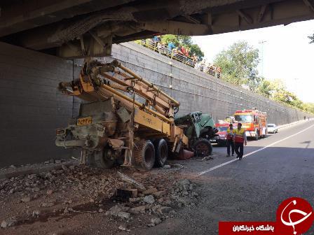 بی احتیاطی راننده کامیون باعث وقوع حادثه در زیرگذر فرودگاه شد+تصاویر