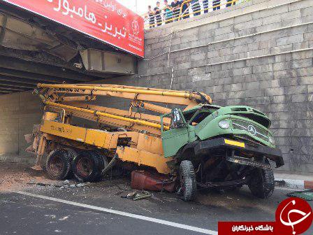 بی احتیاطی راننده کامیون باعث وقوع حادثه در زیرگذر فرودگاه شد+تصاویر