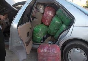 توقیف خودروی حامل پوشاک قاچاق در سروآباد