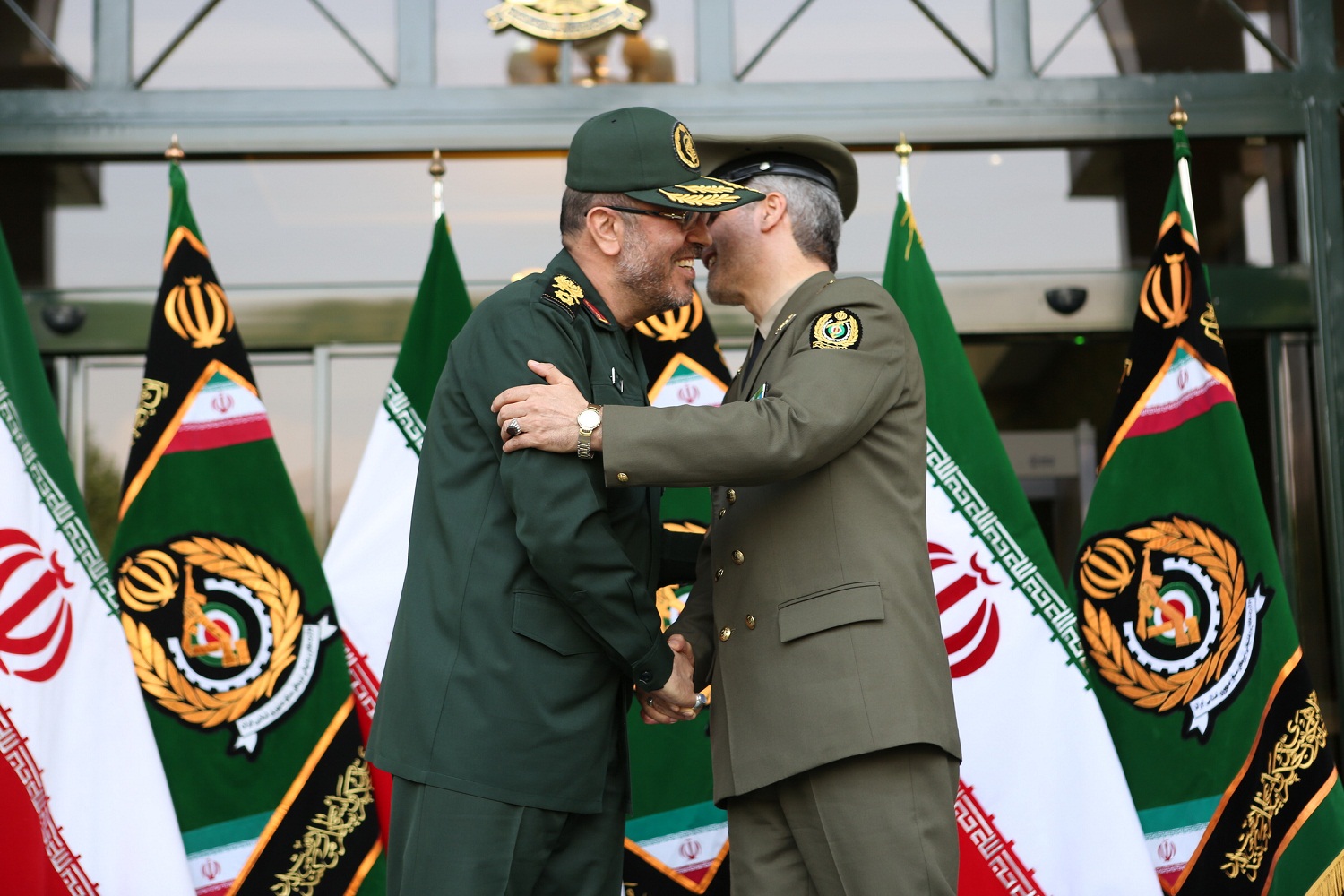امیر حاتمی کار خود به عنوان وزیر دفاع و پشتیبانی نیروهای مسلح را آغاز کرد + تصاویر