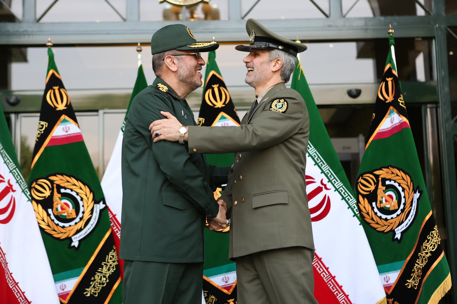 امیر حاتمی کار خود به عنوان وزیر دفاع و پشتیبانی نیروهای مسلح را آغاز کرد + تصاویر