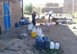 دشواری تهیه آب در روستای &laquo;حسنعلی کندی&raquo; + تصاویر