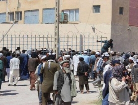 اعتراض شهروندان بلخ برای تبدیل نشدن پول های شان در بانک ها