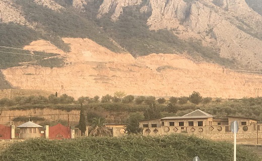 برخورد کامیون با زیرگذر در تبریز/حمل بار غول&zwnj;آسا با پراید در مشهد/مرگ تدریجی نیلکوه در مینودشت + فیلم و تصاویر