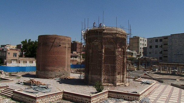 آغاز بازسازی گنبد کبود و برج مدور مراغه