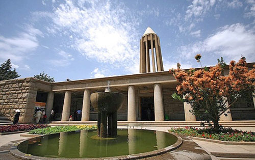 ادای احترام به مقام بوعلی سینا یکم شهریورماه در همدان