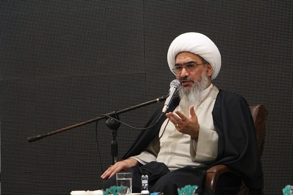 شهدا مشکلات دوران جنگ را به جان خریدند