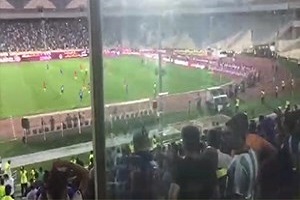 شعار هواداران علیه علیرضا منصوریان + فیلم