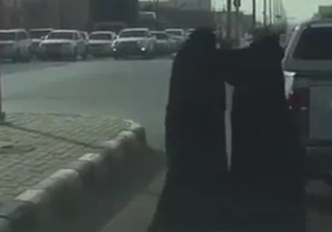 زد و خورد دو زن گدای سعودی برای نشستن سر چهار راه+فیلم